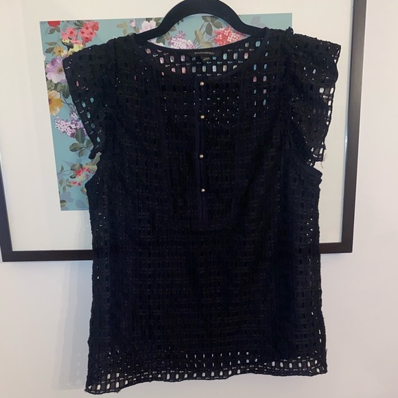 Banana Republic Eyelet Flutter
Sleeve Blouse, sz Small - Picture 2 of 12